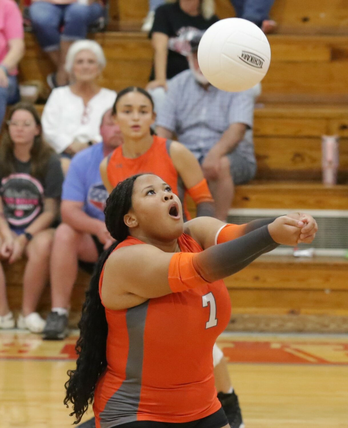 Mineola’s Trinadee Jackson provided the stability required for a systematic Lady Jacket attack.